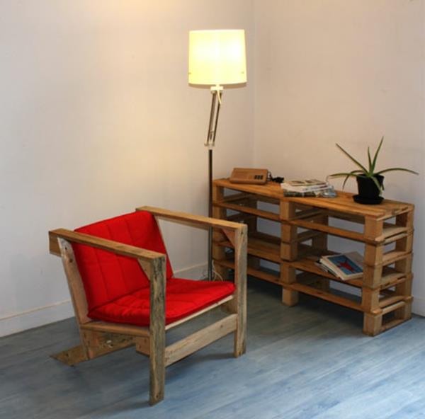 padėklas-baldai-kėdė ir raudona pagalvė