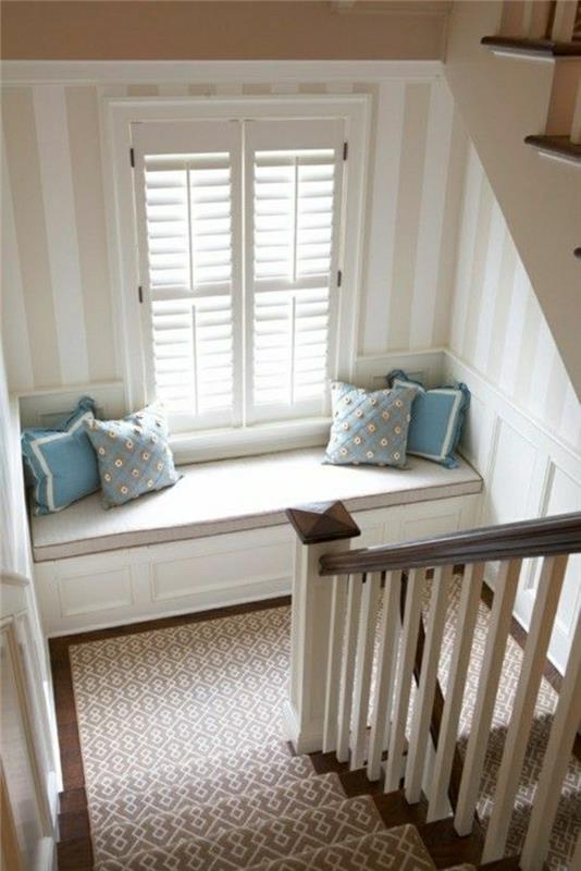 laiptai-langas-dideli-laiptai-su-sofa-langas-mėlynos pagalvėlės-kilimas