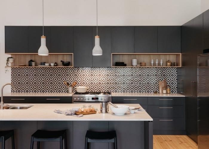 açık alan için ne tür bir mutfak, adalı doğrusal mutfak tasarımı, mat siyah desenli gri ve beyaz mutfak dekoru