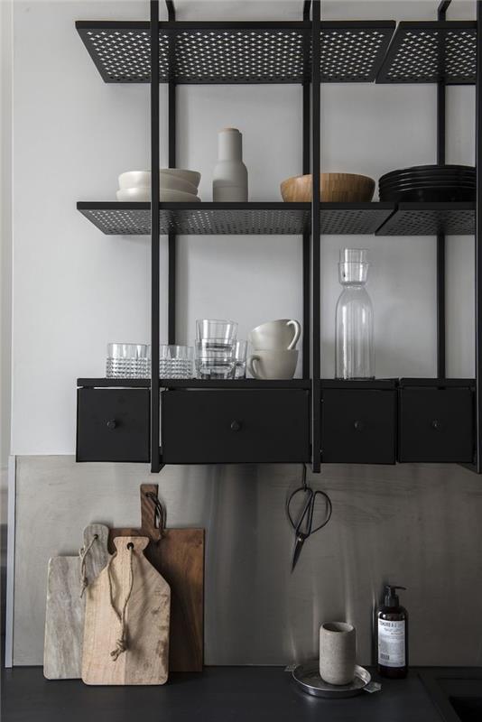 mutfakta zarif ve çağdaş bir atmosfer için siyah metalden fonksiyonel endüstriyel dekor