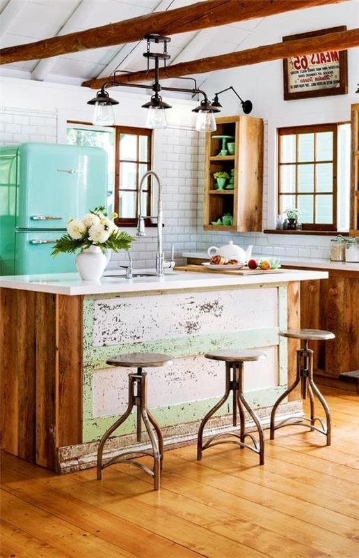 duvarların ve tavanın ahşap ve beyazı arasındaki kontrastta oynayan rustik vurgulara sahip endüstriyel dekora sahip açık bir mutfak