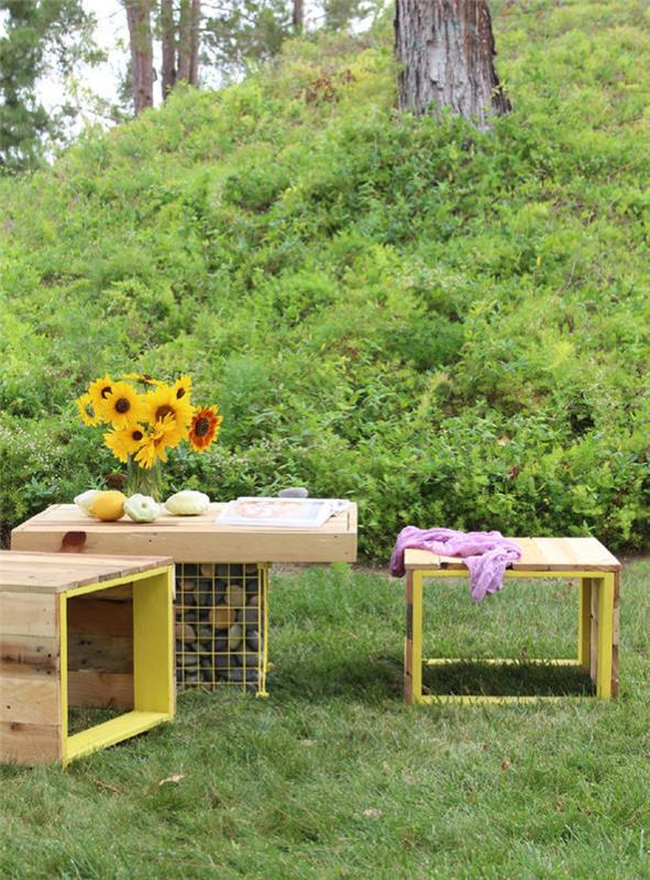 bahçe masasına eşlik etmek için ideal sarı ve doğal ahşaptan orijinal bir palet tezgahı, dış mekan palet mobilyaları için orijinal fikir