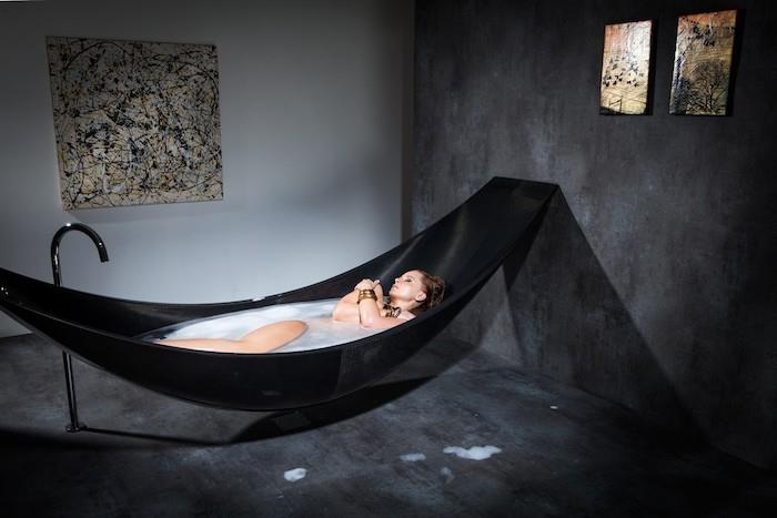 modern banyo, soyut resim, hamak şeklinde küvet, siyah duvarlar