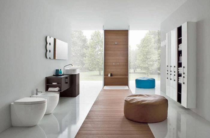 modern banyo, beyaz klozet, mavi puf, beyaz gardırop, beyaz tavan