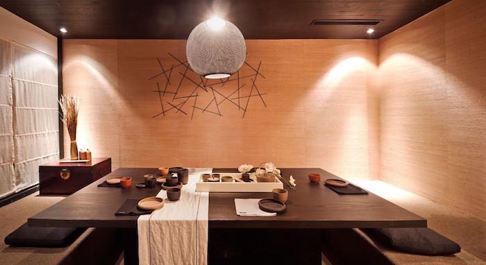 Japonska popolna jedilnica s črno kvadratno mizico in lanenimi zavesami