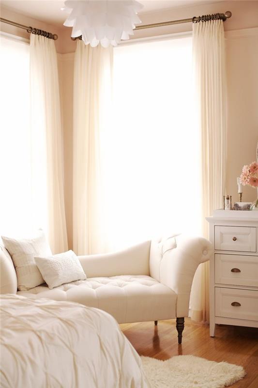 Skandinaviški baldai-taupe-smėlio-sofa-moderni svetainė-baltas kilimas-parketas