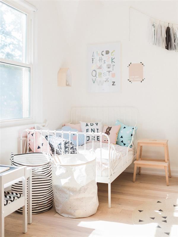 baltos skandinaviškos merginos miegamojo nuotrauka su pastelinių spalvų baldais ir dekoratyviniais daiktais