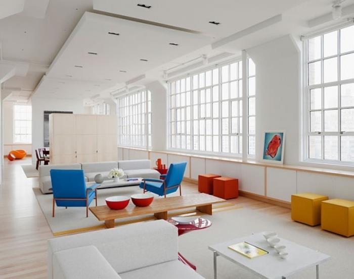 Skandinaviškas-modernus-svetainė-palėpės stiliaus-svetainė-baldai su baltomis sienomis