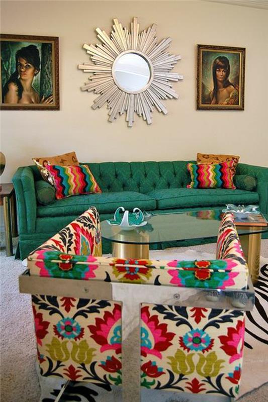 renkli koltuk, yeşil kanepe, bej ural boya, dekoratif ayna, kadın portreleri