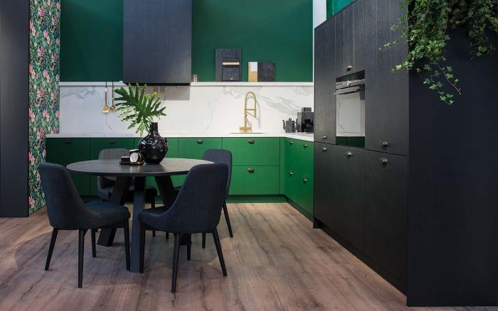 yeşil tonlarda dekore edilmiş siyah ve ahşap mutfak örneği, küçük, modern tarzda l şeklinde bir mutfak nasıl düzenlenir