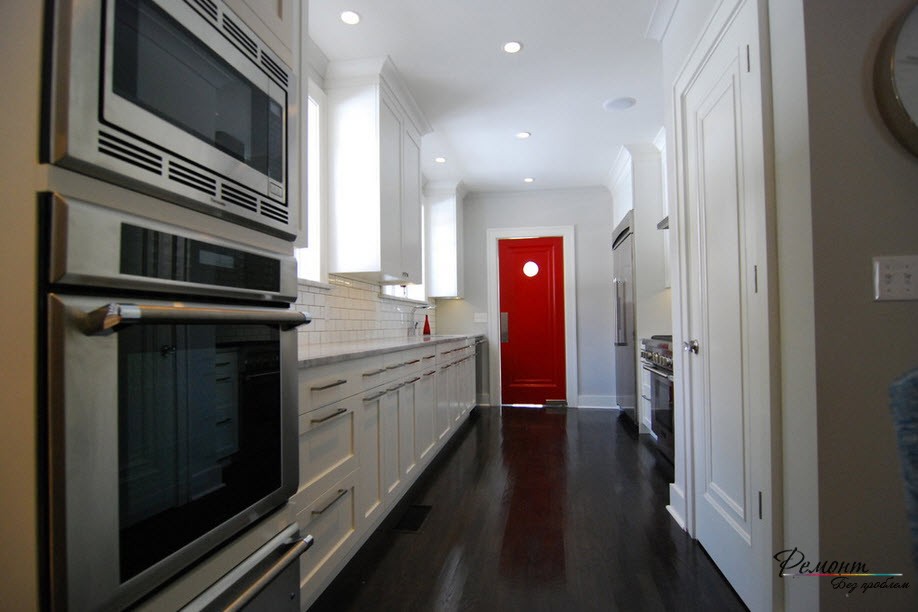 キッチンの赤いドア