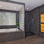 Banheiro decorado com blocos de vidro