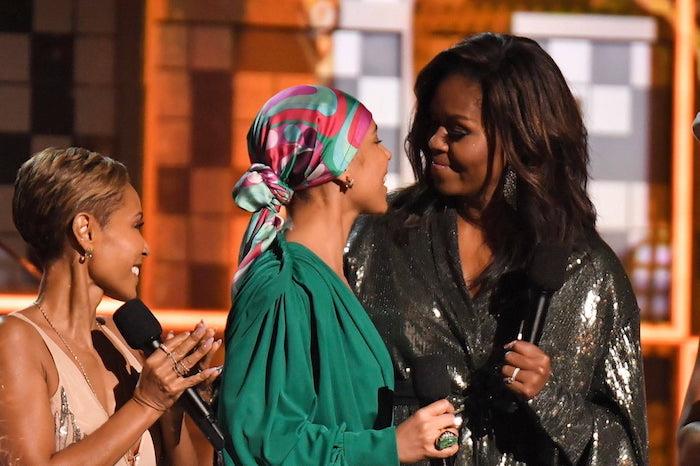 nuotrauka su Michelle Obamos pasirodymu 2019 metų „Grammy“ apdovanojimuose su Aclicia Keys ir Lady Gaga