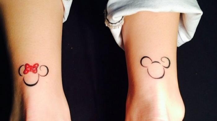 Mickey ir Minnie pele, kulkšnies tatuiruotės, mielos paprastos tatuiruotės, balti džinsai, juodas fonas