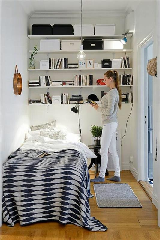 įrengti 9m2 miegamąjį, studentų miegamąjį, nedidelę erdvę su baltomis lentynomis iki pat sienos, juodos ir baltos spalvos lovos užtiesalą
