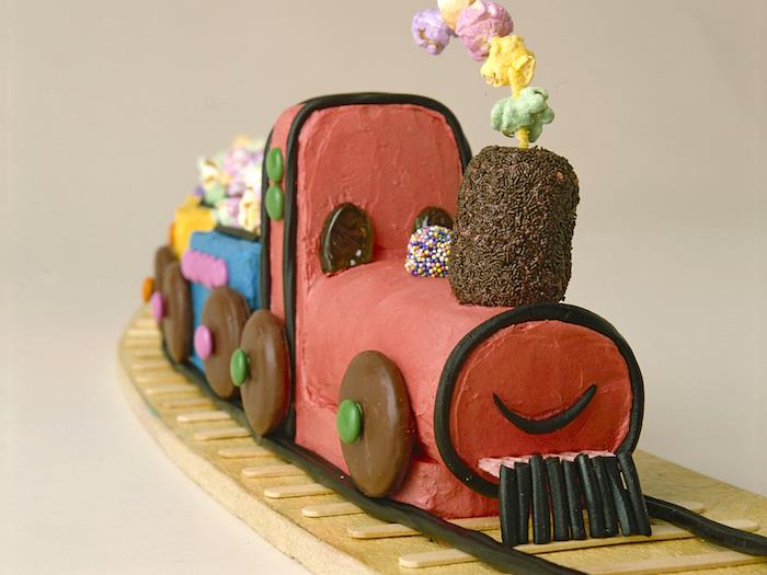 Harika komik doğum günü pastası fikri, güzel doğum günü pastası görüntüsü, şeker ve genoise treni
