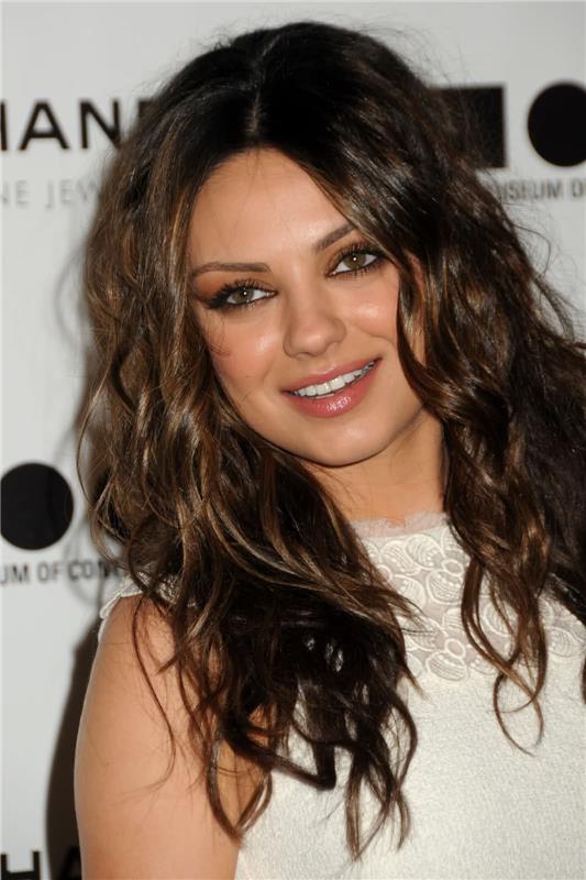 mila kunis, večplastna kosa, kodri, kako izbrati frizuro, dolgi lasje, boemska pričeska