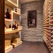 Interno della cantina in pietra selvaggia