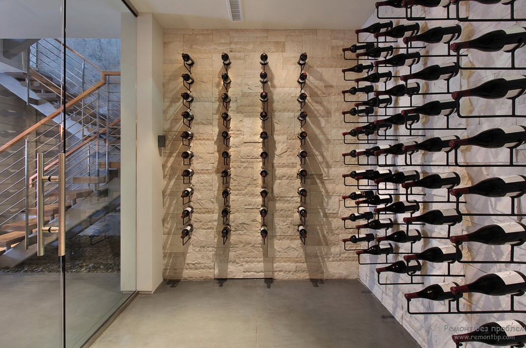 Disposizione competente delle bottiglie di vino in cantina