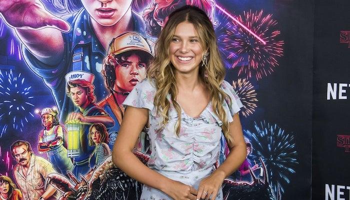 „Stranger Things“ žvaigždė Millie Bobby Brown raudonojo kilimo žvaigždė su nauja ilgų plaukų šukuosena