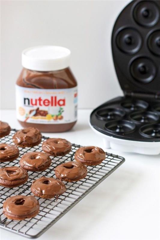 Ameriški recept za nutello za gurmanski zajtrk iz mini krofov s čokoladno glazuro, pripravljen samo s tremi sestavinami