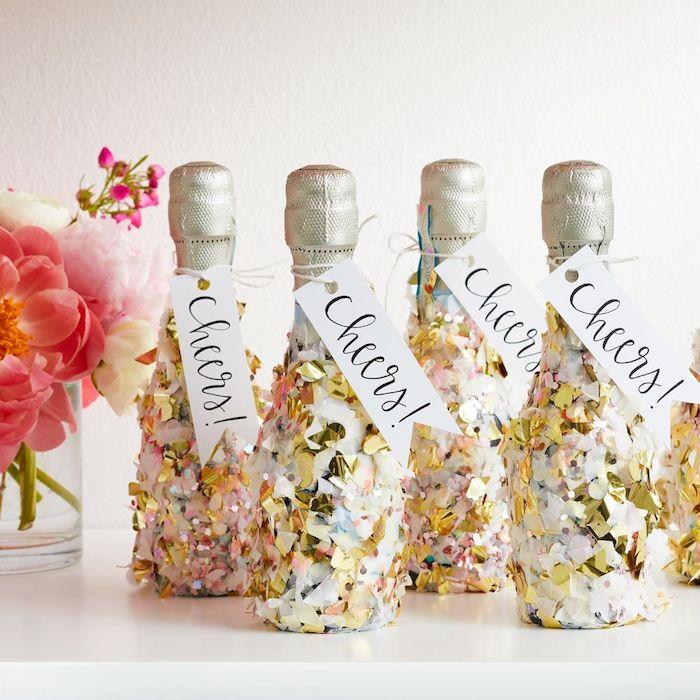 Sağlık etiketli konfeti ile süslenmiş mini şampanya şişeleri. küçük buket çiçek, dekorasyon yeni yıl 2020