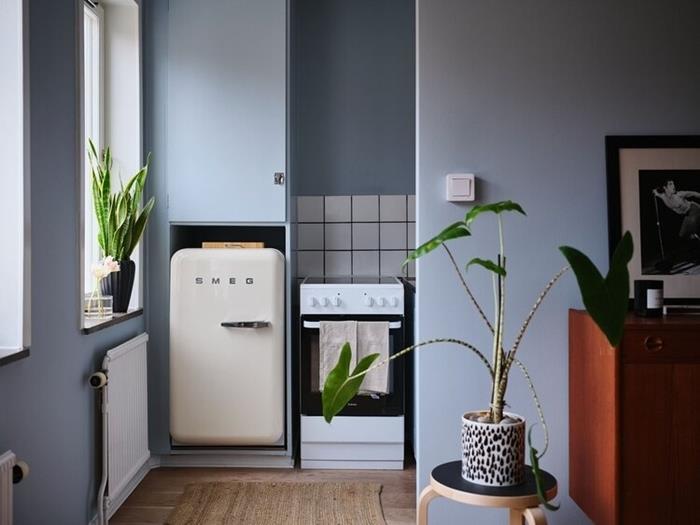 mini mutfak duvar boyası mavi gri kapalı yeşil bitkiler saksı hayvan desenleri kahverengi şifonyer