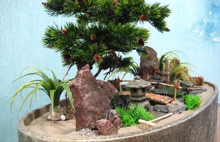 miniaturni kitajski okrasni vrt s tempeljskim mostom in rastlinami