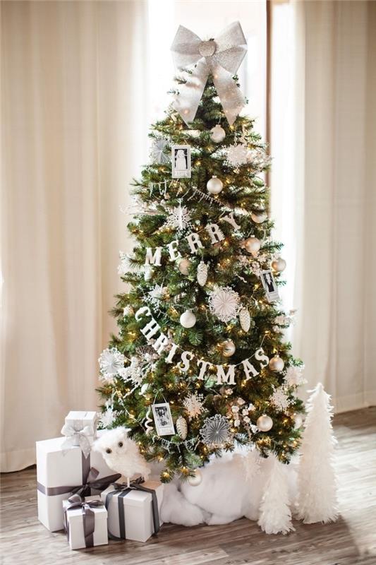 Beyaz kar tanesi figürler ve gümüş ve altın metalik süslemelerle süslenmiş Noel ağacı modeli