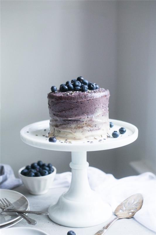 veganiškas ombrė sluoksnio pyragas su mėlynėmis jūsų gražiausioms ypatingoms progoms, pyrago receptas be kiaušinių ar pieno, su mėlynių glajumi, pagardinta levandomis