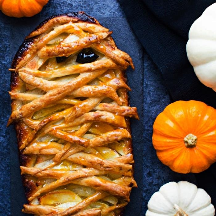 Cadılar Bayramı aperatif pasta fikri, mini elmalı turta Cadılar Bayramı mumya tarzı