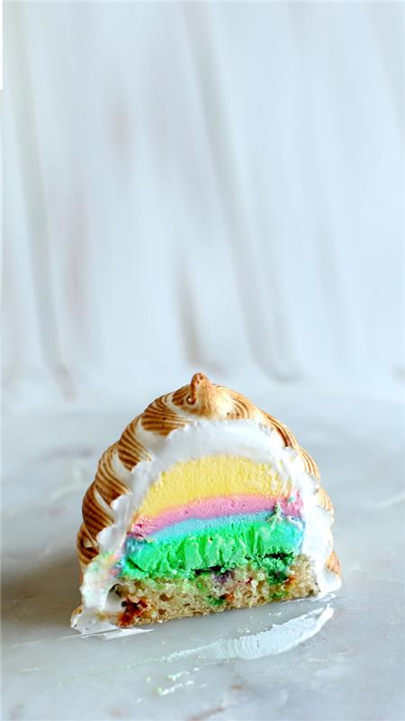 Aliaskos bombos flambio stiliaus pyrago receptas, atskleidžiantis vaivorykštės spalvas pjaustant
