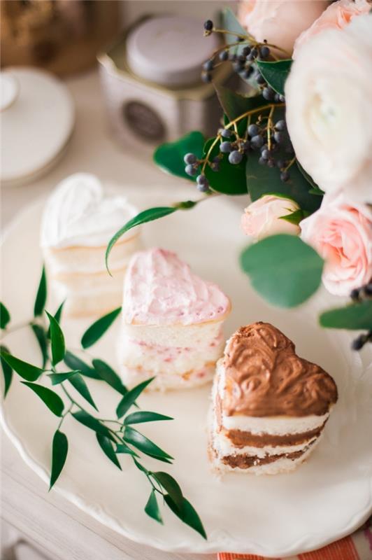 sevgililer günü için kalp şeklinde mini pasta fikri, süzme peynirli ve eritilmiş çikolatalı küçük pasta