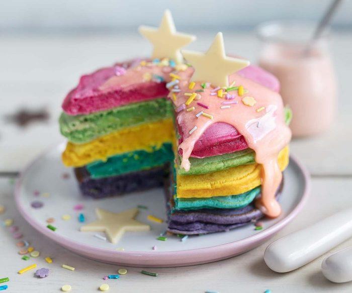 gözleme pastası, çeşitli renklerde gökkuşağı krepleri, minyatür tek boynuzlu at doğum günü pastası