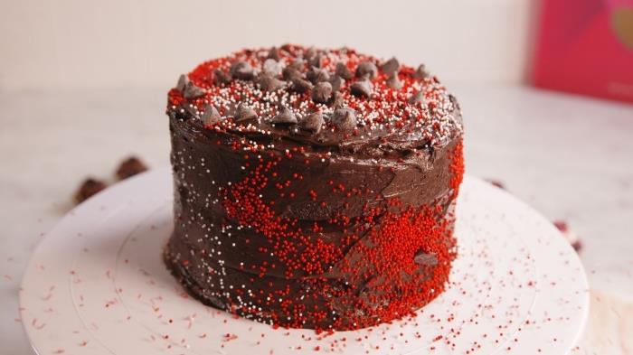sevgililer günü partisi için kolay ve hızlı bitter çikolatalı kek tarifi, sevgililer yemeği için tatlı
