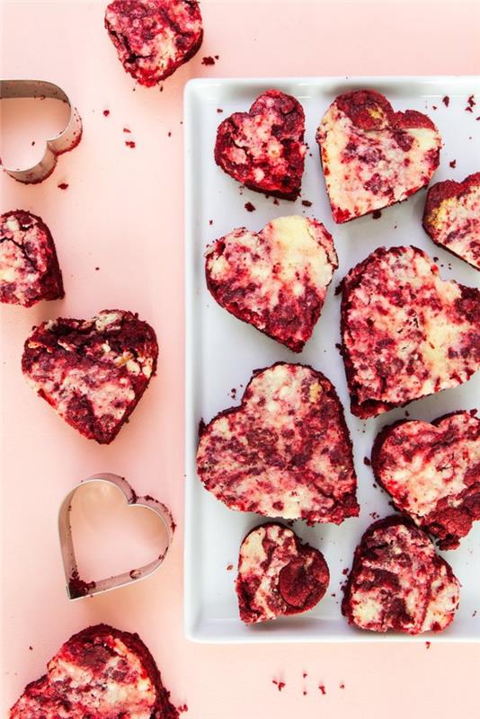 lengvi pyragaičiai, pagaminti iš raudono aksomo pyrago mišinio, idėja išskirtiniam Valentino dienos desertui