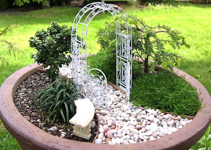 miniaturni japonski zen vrt na prostem v lončku z mini rastlinami