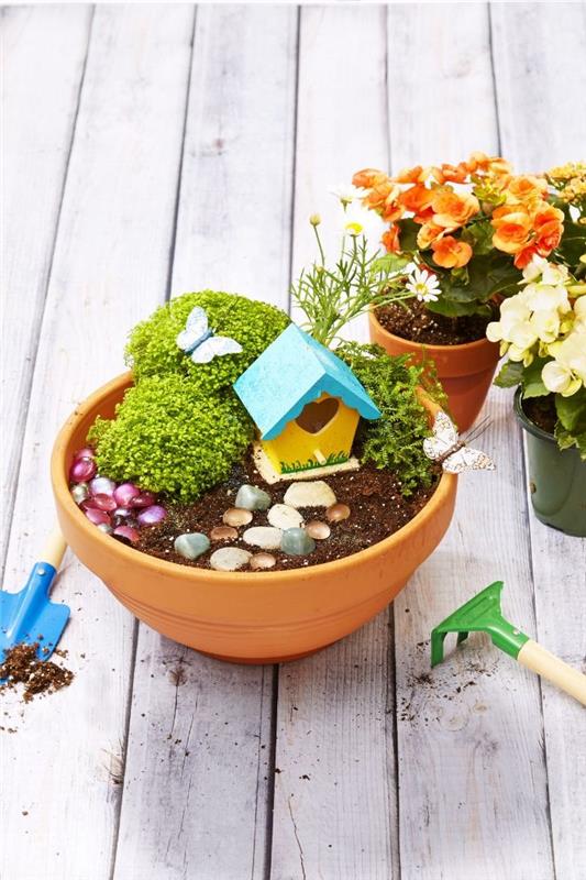 pravljični vrt, narejen v lončku iz terakote z zemljo, kamenčki, rastlinami, DIY ideja enostavno recikliranje