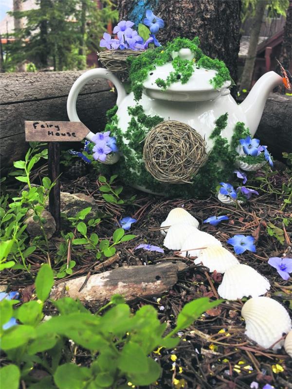 originali sodo puošmena su nukreiptu objektu, senovinis arbatinukas, nukreiptas į mini pasakų sodą