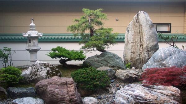 mini japoniškas sodas-dideli akmenys ir fantastiškas bonsais