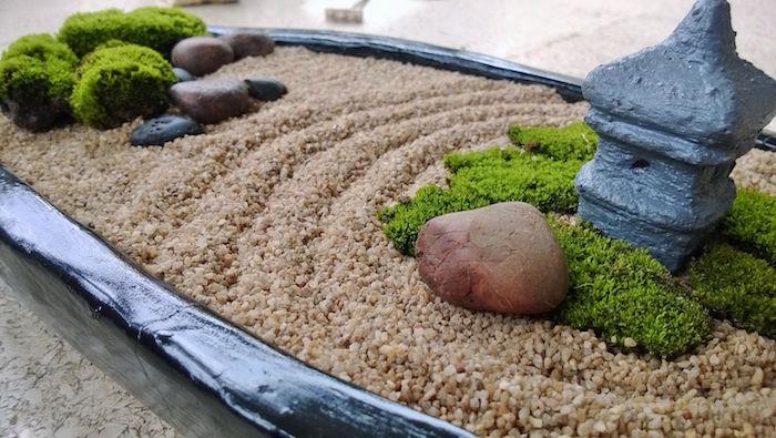 fotografija mini notranji okrasni japonski vrt z mahom in peskom