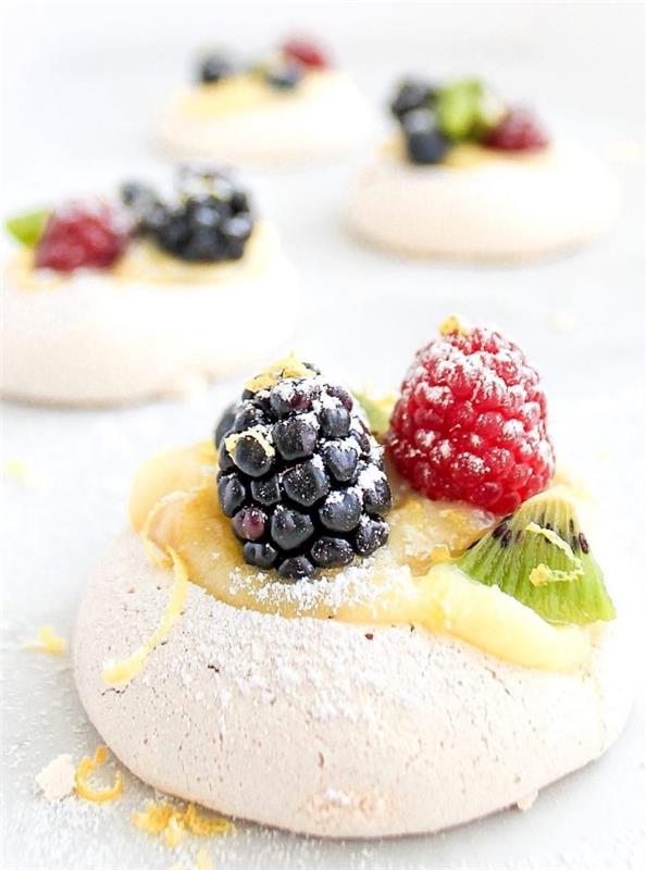mini-pavlova z mascarpone glazuro z rdečim sadjem in sladkorjem v prahu, mascarpone krema za torto iz meringue