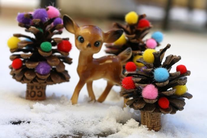 geri dönüştürülmüş malzemelerle çocuklar için bir Noel dekorasyonu oluşturun, mini ponponlarla süslenmiş çam kozalağı modeli