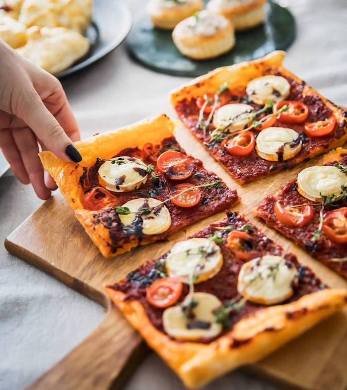 domates püresi, keçi peyniri dilimleri, çeri domates ve taze kekik ile mini milföy pizza