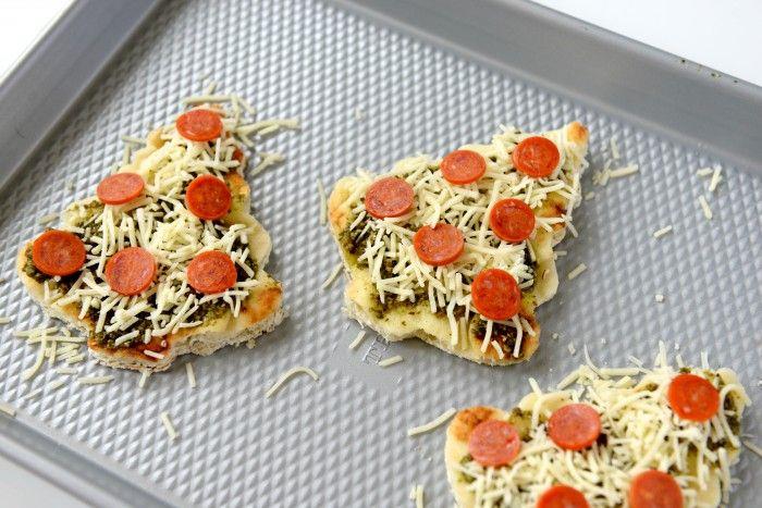 mini pizza s pesto sirom in klobaso Božični recept za aperitiv slani prigrizek Božični slani recepti