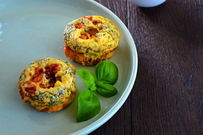 lengvas mini kišo su sūriu, pomidorais ir špinatais, mini fritatų su daržovėmis ir sūriu receptas