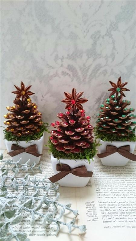Çam kozalağı ağaçları ile kendin yap mini bahçe, kolay bir Noel dekoratif nesnesi nasıl yapılır fikri, Kendin yap çam kozalağı