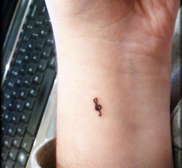 mini tatuiruotė muzikinė pastaba riešo aukštaūgis maža diskretiška muzikinė tatuiruotė