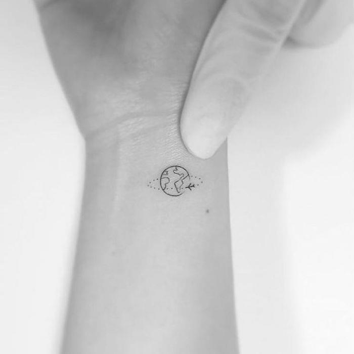 mini diskretiška planetos žemės riešo tatuiruotė