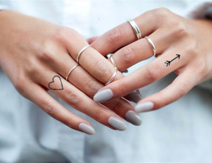 puikus pasirinkimas moteriai rankos, širdies ir strėlės tatuiruotėms su subtiliu dizainu